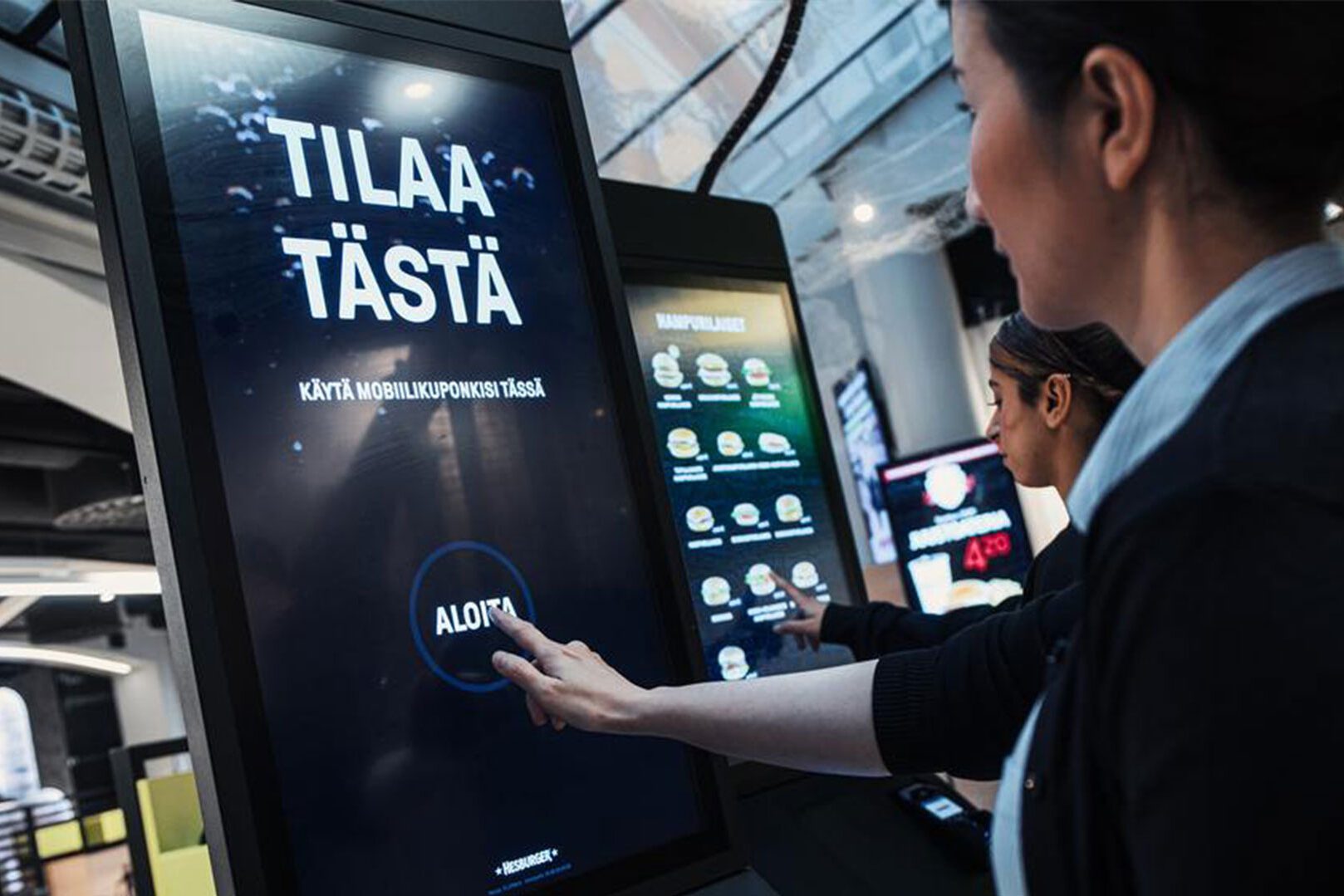 PASSPORT 32 bei Hesburger. Frau bestellt am Terminal